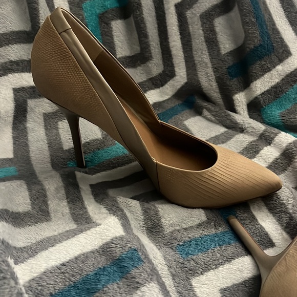 Tan or nude pointed heels - Picture 6 of 9